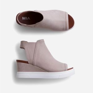MIA Aleska Elastic Wedge like brand new Size 6
